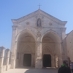 Klosteranlage mit der Statue des Hl. Michael
