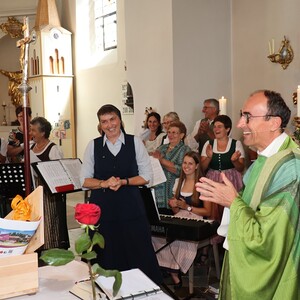 Sr. Maria leitet den bunt gemischten Chor.