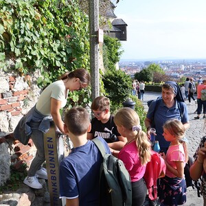 Die Trinkflaschen werden am Grazer Schlossberg aufgefüllt.