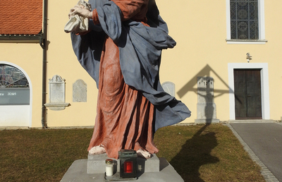 Marienstatue im Kirchhof