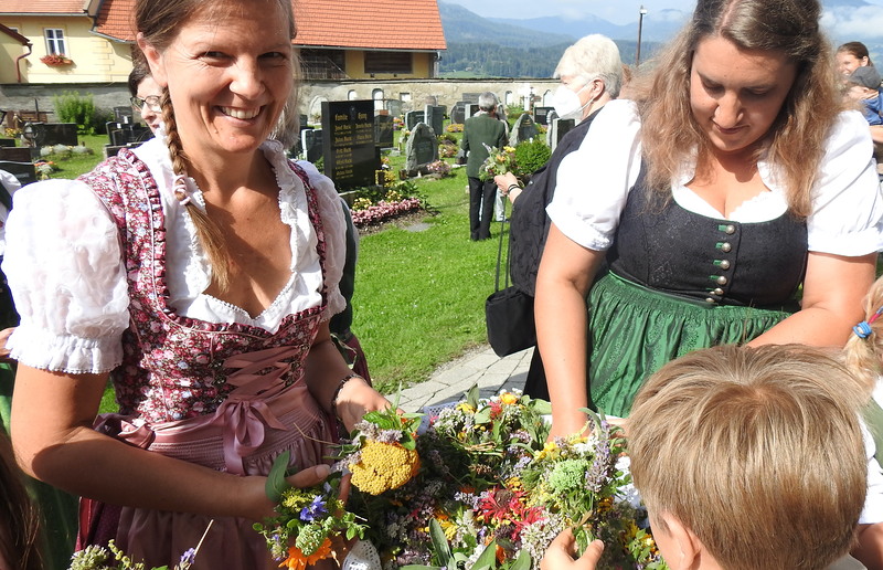 Verteilung der Kräutersträußerl / MR